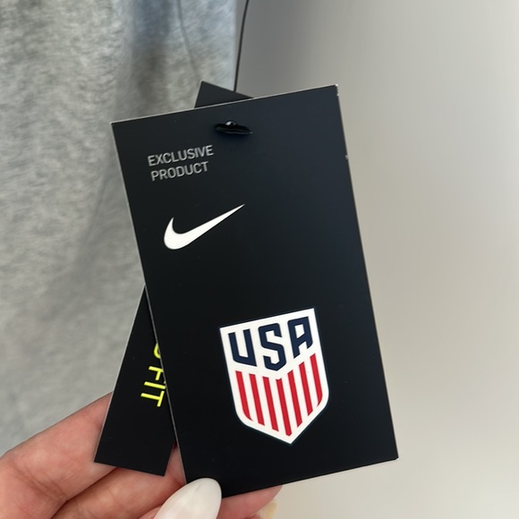 Nike tshirt NWT - Picture 4 of 5